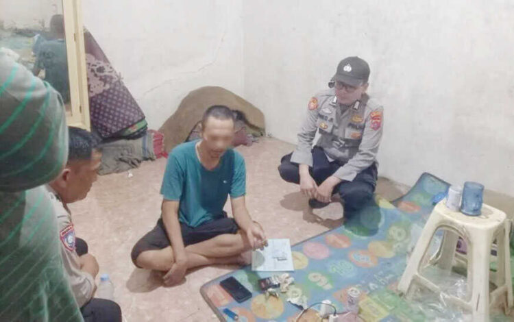 Marah Gegara Pacar Difitnah Mantan, Pemuda Nekat Minum Racun Tikus saat Live TikTok 1 MINUM RACUN— Polisi dari Polsek Lubuk Alung, mendatangi kediaman pemuda yang nekat minum racun tikus saat live TikTok.
