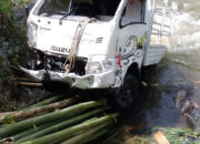 Tergelincir di Jembatan Tak Berpagar, Mobil Pikap Terjun ke Sungai