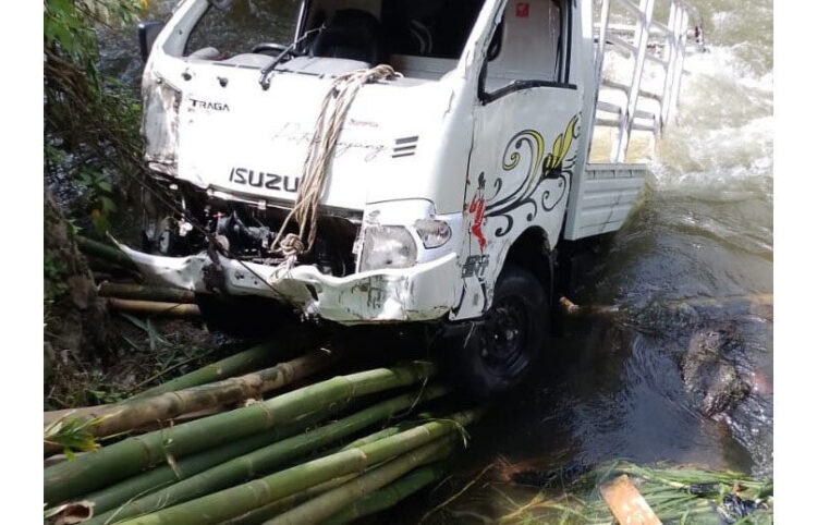 Tergelincir di Jembatan Tak Berpagar, Mobil Pikap Terjun ke Sungai 1 EVAKUASI— Mobil pikap yang terjun ke Sungai
Batang Gumanti, dievakuasi oleh warga.