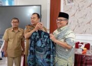 Ketua DPRD Sumbar Serahkan Baju Batik untuk Guru SMA 10 Padang, Muhidi: Berikan Semangat untuk Mengajar Siswa