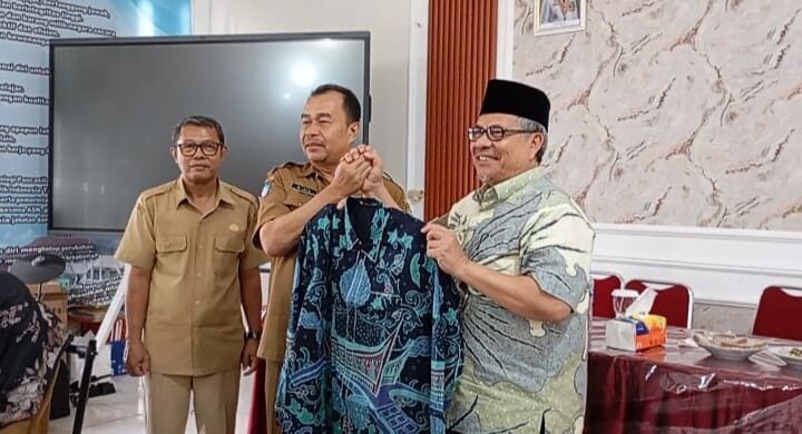 Ketua DPRD Sumbar Serahkan Baju Batik untuk Guru SMA 10 Padang, Muhidi: Berikan Semangat untuk Mengajar Siswa 1 PENYERAHAN—Ketua DPRD Sumbar, Muhidi secara simbolis baju batik untuk para guru kepada Kepala SMAN 10 Padang, Muhammad Isya.
