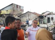 Tinjau Lokasi Kebakaran di Pasa Gadang, Ketua DPRD Sumbar Muhidi Serahkan Bantuan Rp 25 Juta