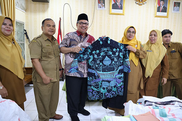 Realisasikan Aspirasi Guru, Ketua DPRD Sumbar Serahkan Bantuan Baju Batik di 3 Sekolah 1 BAJU BATIK—Ketua DPRD Sumbar, Muhidi menyerahkan ratusan baju batik untuk guru dan ASN di tiga sekolah di Kota Padang.