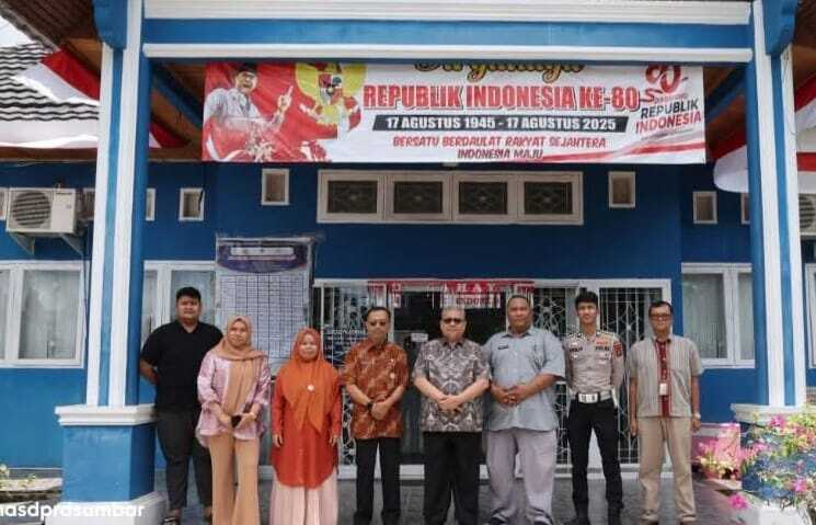 KUNKER—Ketua DPRD Sumbar, Muhidi saat melaksanakan kunjungan kerja ke UPTD Samsat Kabupaten Pasaman Barat, Sabtu (18/10).