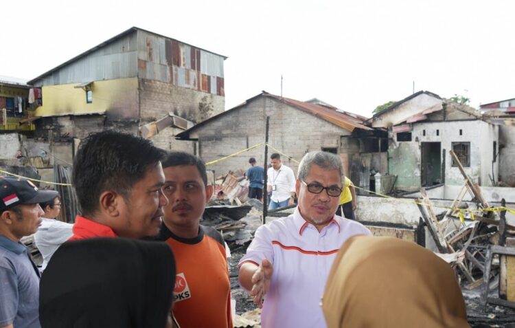 Tinjau Lokasi Kebakaran di Pasa Gadang, Ketua DPRD Sumbar Muhidi Serahkan Bantuan Rp 25 Juta 1 KEBAKARAN—Ketua DPRD Sumbar, Muhidi saat berbincang dengan korban kebakaran di Jalan Pemancungan, Kelurahan Pasa Gadang, Kecamatan Padang Selatan.