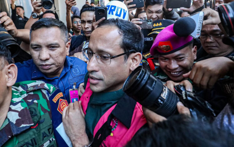 Gugatan Praperadilan Ditolak, Nadiem Makarim Langsung Diperiksa Kejagung 1 DITAHAN—
Mantan Menteri Pendidikan, Kebudayaan, Riset dan Teknologi 2019-2024 Nadiem Makarim resmi ditahan Kejaksaan Agung.