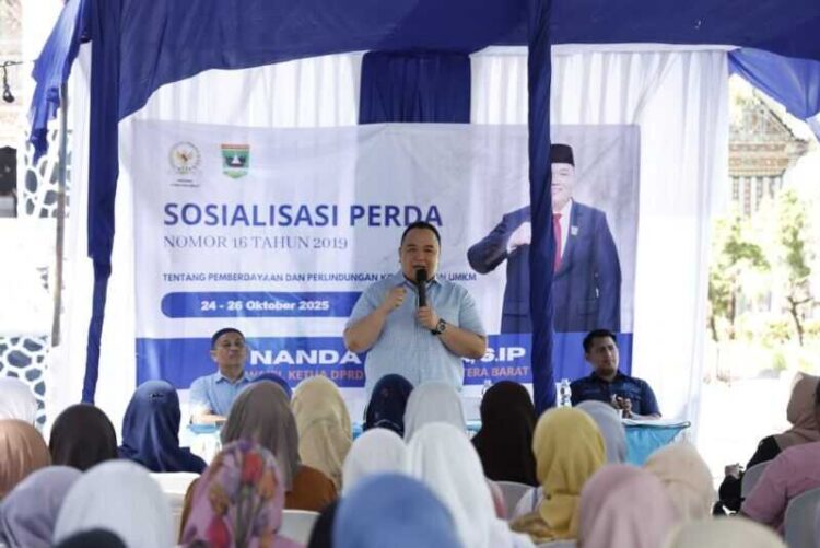 SOSIALISASIKAN PERDA—Wakil Ketua DPRD Sumbar, Nanda Satria menggelar Sosialisasi Peraturan Daerah (Sosper), di halaman Museum Adityawarman, Kota Padang Sabtu (25/10).
