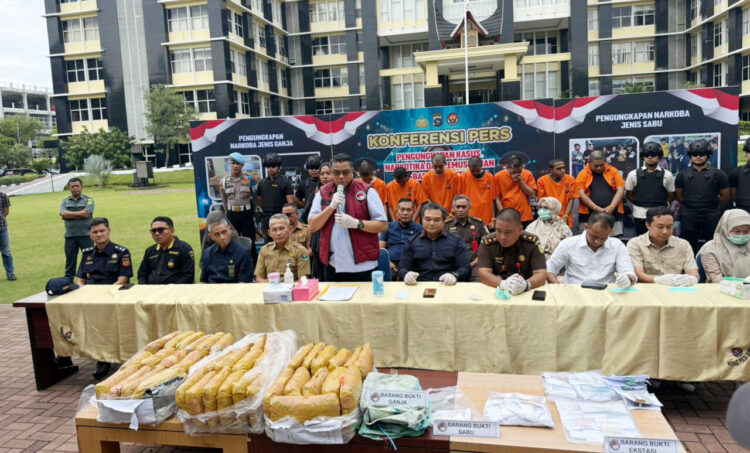 Bongkar Jaringan Lintas Provinsi, Polda Sumbar Gagalkan Peredaran 40 Kg Ganja, 574 Gram Sabu dan 865 Butir Pil Ekstasi 1 NARKOBA—
Direktur Reserse Narkoba Polda Sumbar, Kombes Pol Wedy Mahadi saat memaparkan pengungkapan kasus ganja, sabu dan pil ekstasi.