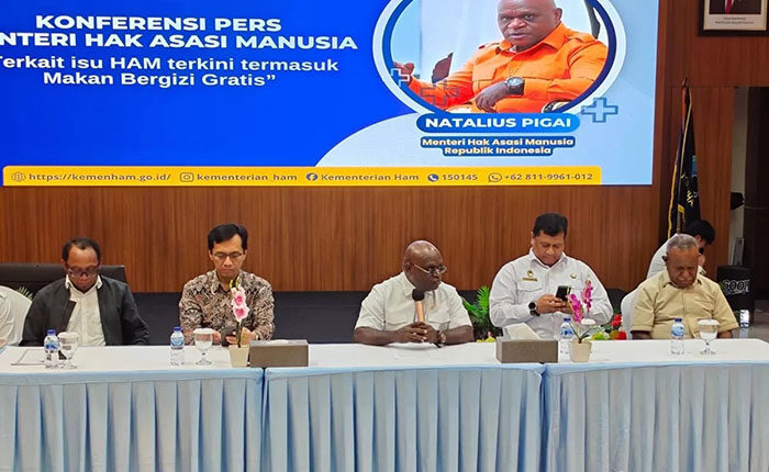 Menteri HAM Sebut Tak ada Pelanggaran HAM atas Kasus Keracunan MBG 1 BERI KETERANGAN— Menteri HAM Natalius Pigai memberikan keterangan soal kasus keracunan
MBG di Kantor KemenHAM, Jakarta, Rabu (1/10)..