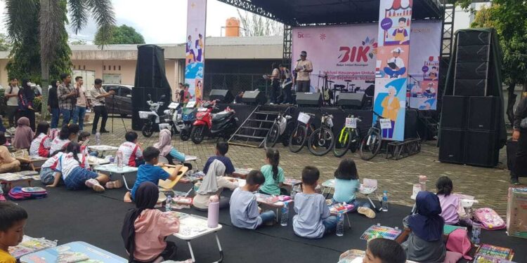 OJK Sumbar Gelar Puncak Bulan Inklusi Keuangan 2025, Tingkatkan Kesadaran Masyarakat akan Pentingnya Akses Layanan Keuangan 1 LOMBA—Puncak Bulan Inklusi Keuangan (BIK) 2025 yang diselenggarakan OJK diwarnai dengan berbagai lomba dan kegiatan edukatif.