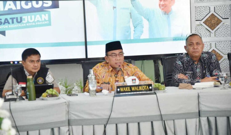 EVALUASI PENERIMAAN PAD— Wakil Wali Kota Padang Maigus Nasir, memimpin Rapat Evaluasi Realisasi Penerimaan PAD Kota Padang yang digelar di Gedung Putih Rumah Dinas Wali Kota Padang, Kamis (30/10).