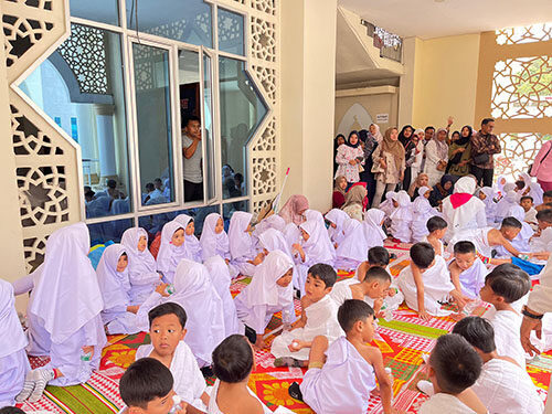 Orang Tua dan Anak Rasakan Kehangatan di Manasik Haji TK
