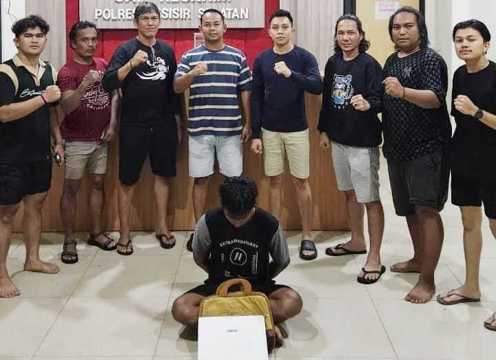 PENCURI— Pelaku RMW yang terlibat kasus pencurian Laptop dan Hp ditangkap Tim Satreskrim Polres Pessel.