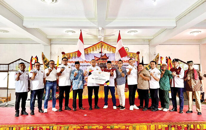 SERAHKAN BANTUAN— Ketua DPP Ikatan Keluarga Minang (IKM) Andre Rosiade menyerahkan bantuan Rp100 juta dan 1.000 paket sembako untuk perantau Minang korban bencana banjir di Denpasar, Sabtu (4/10).