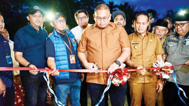 PERESMIAN TOWER BTS— Wakil Ketua Komisi VI DPR RI dari Fraksi Gerindra Andre Rosiade meresmikan penggunaan tower BTS Telkomsel di Desa Kampung Baru, Kecamatan Kupitan, Kabupaten Sijunjung, Senin (6/10).
