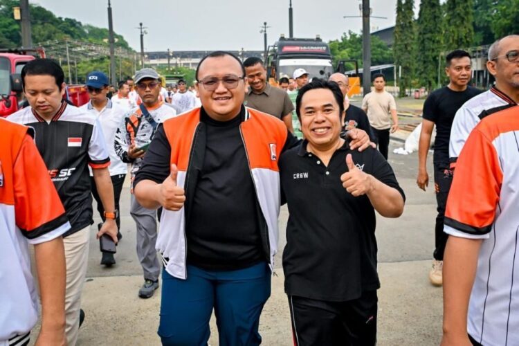 JALAN SANTAI— Sekretaris Jenderal (Sekjen) DPP PKS Muhammad Kholid bersama Ketua DPD PKS Kota Padang, Mulyadi Muslim saat kegiatan Jalan Santai Munas DPP PKS beberapa waktu lalu.