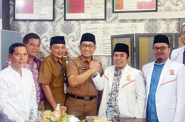 SILATURAHAMI— Ketua DPD PKS Kota Padang, Mulyadi Muslim menggelar silaturahmi dengan Ketua PDM Kota Padang, Al Amin dan jajaran pengurus, untuk ukhuwah dan membangun kolaborasi antarorganisasi.