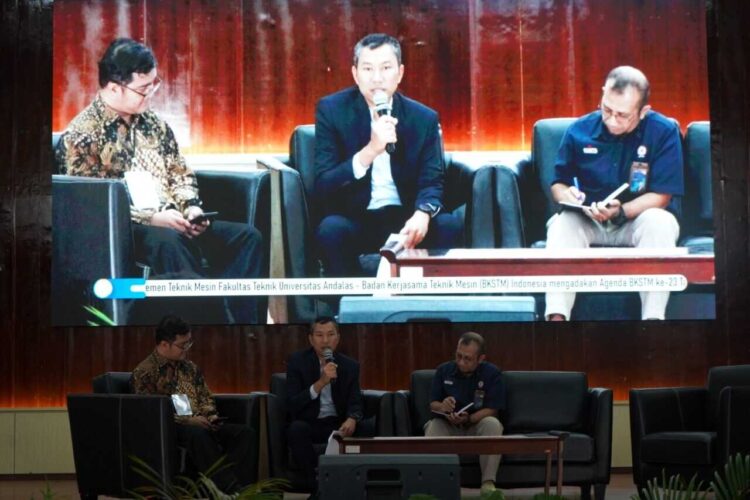PEMBICARA—General Manager PLN Unit Induk Pembangunan Sumatera Bagian Tengah (UIP Sumbagteng) Hendro Prasetyawan menjadi pembicara undangan dalam kegiatan Badan Kerja Sama Teknik Mesin (BKSTM) Indonesia 2025 di Universitas Andalas.