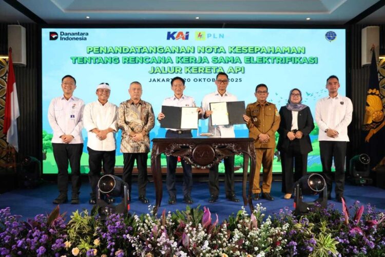 MOU—PT PLN (Persero) melakukan penandatanganan Memorandum of Understanding (MoU) tentang Rencana Kerja Sama Elektrifikasi Jalur Kereta Api bersama PT Kereta Api Indonesia (Persero).