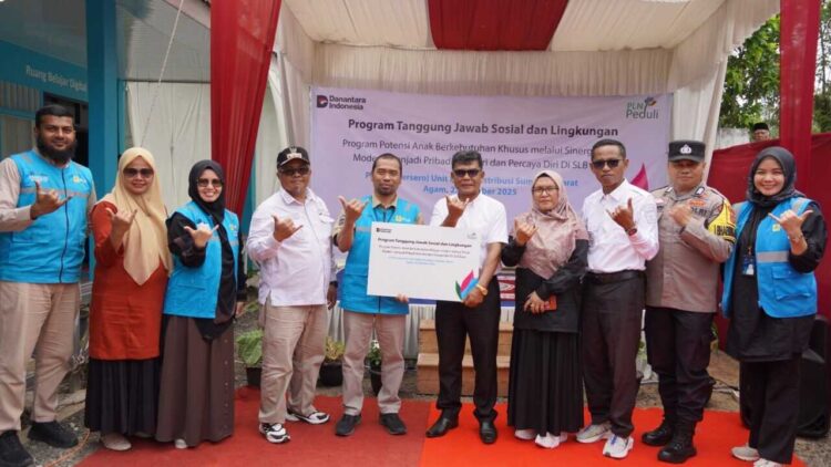Semarakkan Semangat Hari Pahlawan, PLN Hadirkan Energi untuk Pendidikan Anak Berkebutuhan Khusus di Agam 1 SALURKAN BANTUAN—PLN melalui Unit Pelaksana Pelayanan Pelanggan (UP3) Bukittinggi menyalurkan bantuan kepada Sekolah Luar Biasa (SLB) 01 Baso di Kecamatan Baso, Kabupaten Agam.