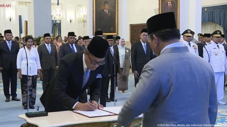 Dony Oskaria Resmi Dilantik sebagai Kepala BP BUMN 1 DILANTIK— Kepala BP BUMN, Dony Oskaria saat dilantik Presiden Prabowo.