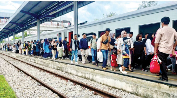 KAI Sumbar Layani Hampir 1,5 Juta Penumpang 1 MODA TRANSPORTASI FAVORIT— Kereta api menjadi moda transportasi favorit bagi masyaralat Sumbar. Sepanjang periode Januari hingga September 2025, PT KAI Sumbar telah melayani hampir 1,5 juta penumpang. Tepatnya, sebanyak 1.493.402 penumpang.