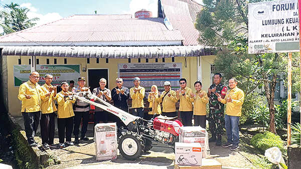 BANTUAN ALAT DAN MODAL— Staf TJSL Unit CSR PT Semen Padang, Nurwan menyerahkan bantuan peralatan pertanian dan modal usaha senilai Rp64 Juta kepada masyarakat di Kelurahan Koto Lalang, Kecamatan Lubuk Kilangan, di halaman Kantor Forum Nagari Koto Lalang.