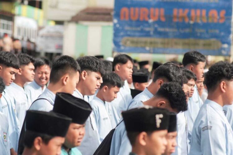 HARI SANTRI—Para santri mengikuti upacara dengan baik dan tertib di Pondok Pesantren (Ponpes) Modern Nurul Ikhlas Kecamatan X Koto, Rabu (22/10).  .