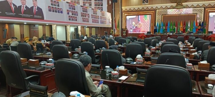 Penurunan TKD jadi Warning bagi Pemda, DPRD Sumbar Dorong Transformasi Kebijakan Pendapatan Daerah 1 RAPAT PARIPURNA— Suasana rapat paripurna dengan agenda penyampaian jawaban Gubernur terhadap pandangan umum Fraksi-Fraksi atas Ranperda tentang APBD Provinsi Sumbar 2026, Senin (6/10).