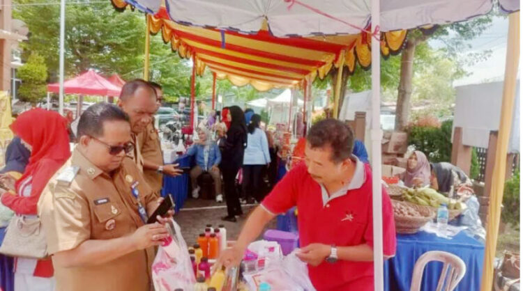 Warga Nanggalo Antusias Datangi Pasar Murah dan Cek Kesehatan Gratis 1 PASAR MURAH— Kegiatan Pasar Murah dan pemeriksaan layanan pemeriksaan kesehatan gratis yang diadakan di halaman kantor Camat Nanggalo, Selasa (14/10) sudah disambut antusias
warga sejak pagi.