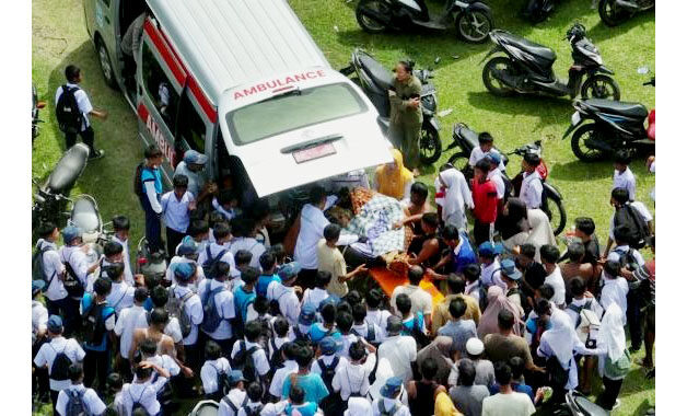 Hilang Digulung Ombak, Pelajar SMP Ditemukan Mengapung di Pantai Sasak 1 EVAKUASI— Tim SAR gabungan mengevakuasi jenazah pelajar SMP yang ditemukan mengapung di Pantai Sasak, Kabupaten Pasbar.