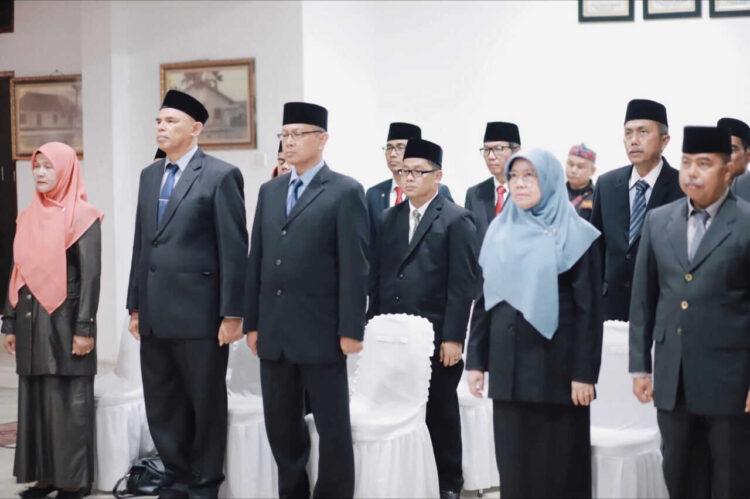 Aparatur Pemerintah Harus Miliki Kompetensi dan Integritas 1 PELANTIKAN— Wali Kota Solok Dr. Ramadhani Kirana Putra, melantik dan mengambil
sumpah jabatan terhadap 18 pejabat pimpinan tinggi pratama serta pejabat administrator
di lingkungan Pemerintah Kota Solok.