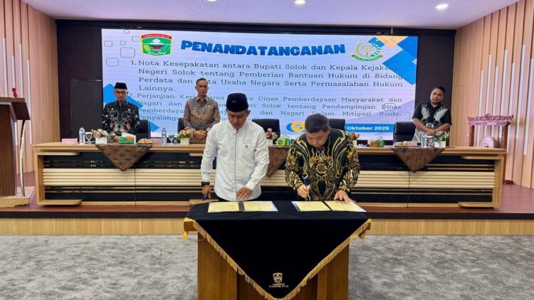 Pemkab Solok dan Kejari Teken MoU, Perkuat Sinergi, Hadirkan Tata Kelola Pemerintahan Transparan 1 TEKEN KERJA SAMA— Pemerintah Kabupaten Solok bersama Kejaksaan Negeri Solok menandatangani Nota
Kesepakatan dan perjanjian kerjasama untuk menghadirkan tata kelola pemerintahan yang transparan,
bersih, serta berpihak pada kepentingan masyarakat.