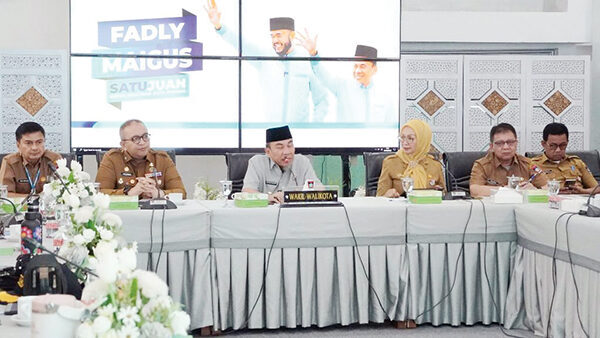 RASIONALISASI ANGGARAN— Wakil Wali Kota Padang, Maigus Nasir memimpin rapat rasionalisasi anggaran Satuan Kerja Perangkat Daerah (SKPD) pada Rancangan Anggaran Pendapatan dan Belanja Daerah (RAPBD) 2026.