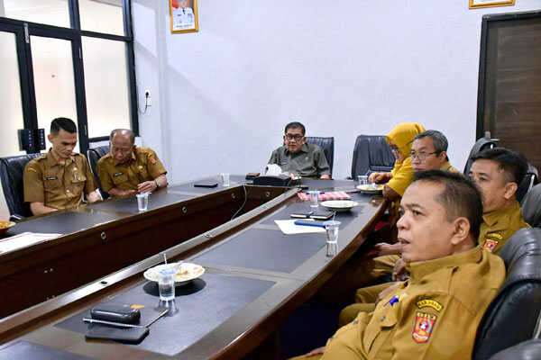 RAPAT KOORDINASI— Bupati Agam diwakili Asisten Bidang Pemerintahan dan Kesejahteraan Rakyat, Rahman, S.IP, mengikuti Rapat Koordinasi (Rakor) Pengendalian Inflasi yang dirangkaikan dengan sejumlah agenda nasional, Senin (27/10).
