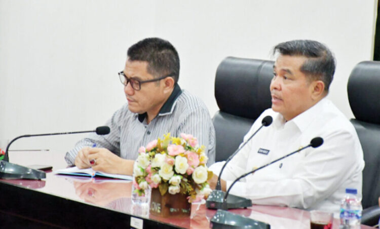 STATUS KLB— Pemkab Agam menetapkan status KLB 
setelah 86 orang terindikasi mengalami keracunan massal usai mengonsumsi makanan dari dapur umum Nagari Kampung Tangah. Bupati Agam, Ir. H. Benni Warlis, MM Dt Tan Batuah, menegaskan langkah cepat perlu diambil untuk 
melindungi masyarakat.