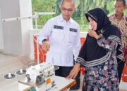 Pulihkan Ekonomi Warga, Pemkab Agam Salurkan Bantuan Mesin Jahit bagi Korban Bencana Marapi