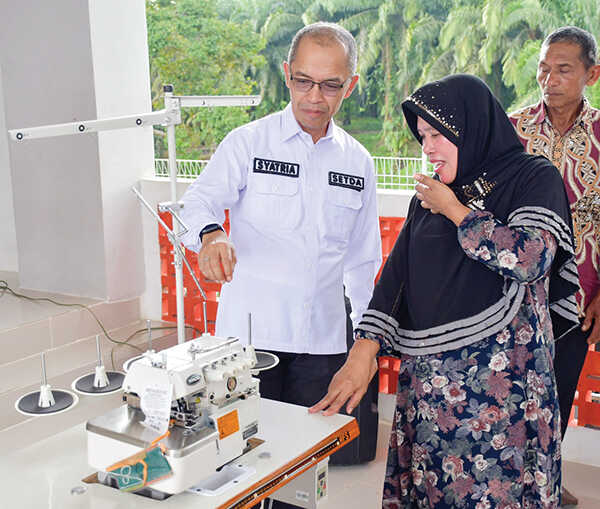 Pulihkan Ekonomi Warga, Pemkab Agam Salurkan Bantuan Mesin Jahit bagi Korban Bencana Marapi 1 BANTUAN MESIN JAHIT— Pemkab Agam melalui Dinas Perindustrian, Perdagangan, Ketenagakerjaan, dan Koperasi menyalurkan bantuan bagi masyarakat terdampak bencana banjir bandang dan lahar dingin Gunung Merapi di hunian tetap di Jorong IV Surabayo Nagari Lubuk Basung, Rabu (15/10).