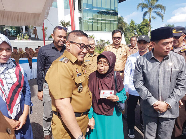 LAUNCHING— Pemko Bukittinggi launching pendistribusian buku tabungan dan KKS untuk keluarga penerima manfaat dan program sembako tahun 2025, 
di Halaman Kantor Balaikota, 
Senin (6/10).