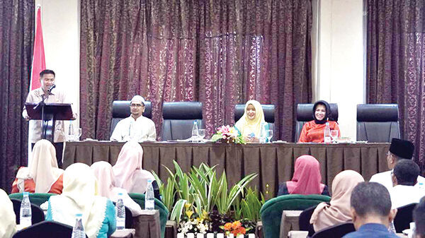 ADVOKASI DAN KOORDINASI— Pemko Bukittinggi melalui Dinkes, gelar pertemuan advokasi dan koordinasi Pokjanal Posyandu Kota Bukittinggi. Acara ini dibuka secara 
resmi oleh Sekdako Bukittinggi, Rismal Hadi, 
di Grand Rocky Hotel, Selasa (30/9).