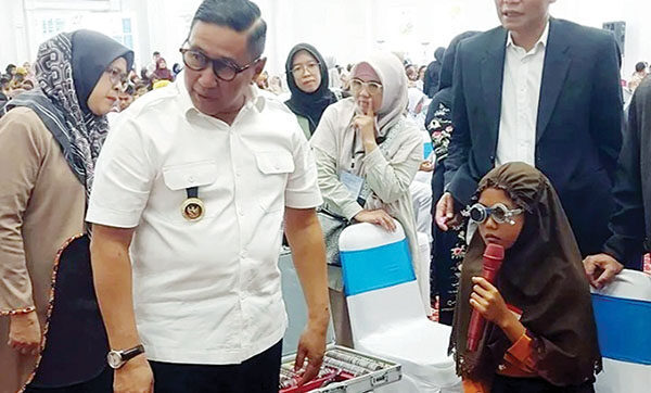 Dukung Hari Penglihatan Dunia, Pemko Bukittinggi dan Gapopin Bagikan 1.000 Kacamata Gratis untuk Pelajar 1 KACAMATA GRATIS— Pemko Bukittinggi bersama Gapopin bagikan kacamata gratis untuk 1.000 pelajar se-Kota Bukittinggi dalam peringatan Hari Penglihatan Dunia, di Balairung rumah dinas Wako, Kamis (9/10).