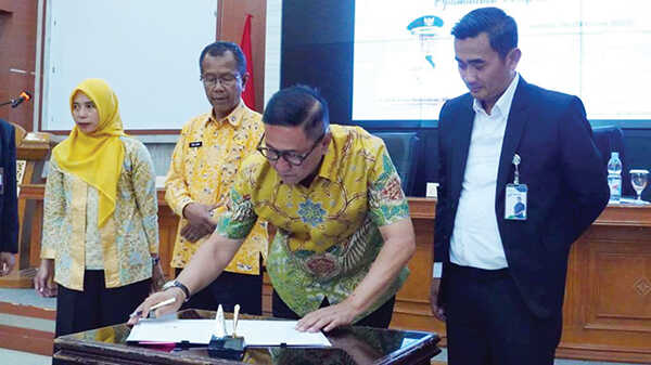 TANDATANGAN ADDENDUM— Pemko Bukittinggi bersama BPJS Kesehatan melakukan penandatanganan Addendum Nota Kesepakatan dan Rencana Kerja tentang Optimalisasi Program Jaminan Kesehatan Nasional (JKN).