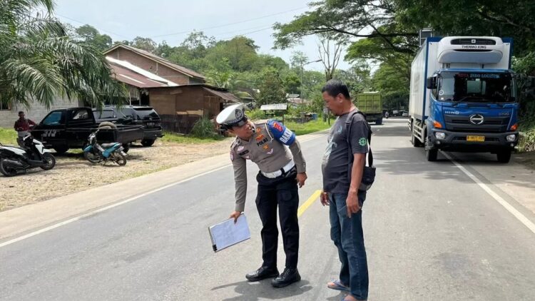 Jatuh Gegara Disenggol Mobil Hilux, Pemotor Tewas Terlindas Tronton 1 OLAH TKP— Satlantas Polres Sijunjung melakukan olah TKP kecelakaan yang menewaskan pengendara sepeda motor.