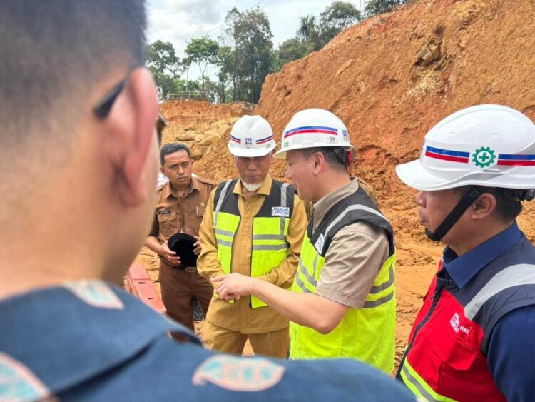 TINJAU LOKASI FLY OVER— Deputi Infrastruktur Dasar Kemenko Infraswil, M Rachmat Kaimuddin, B.Sc, MBA bersama Gubernur Sumbar, Mahyeldi Ansharullah meninjau lokasi pembangunan Fly Over Sitinjau Lauik, Senin (27/10).