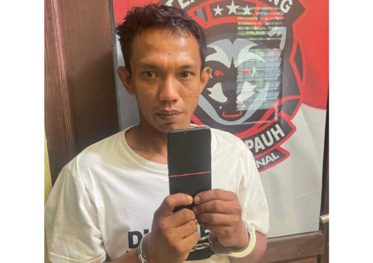 BOBOL RUMAH— Pelaku Fibranta alias Andri (34) yang berstatus residivis ditangkap Tim Polsek Pauh atas kasus pencurian.