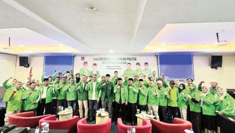 FOTO BERSAMA— Foto bersama Pengurus DPC, PAC PPP Kota Padang dan anggota DPRD Kota Padang dari PPP usai melaksanakan mukercab dan pendidikan politik di Hotel Truuntum, Selasa, (7/10).