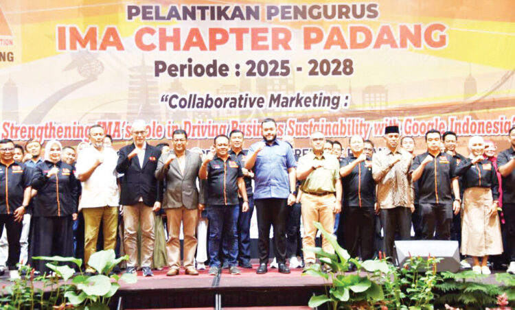 IMA Chapter Padang Diajak Perkuat Kolaborasi dan Inovasi Dukung Pembangunan 1 PELANTIKAN PENGURUS— Wako Padang Fadly Amran menghadiri pelantikan pengurus IMA Chapter Padang periode 3025-2028, Kamis (9/10) malam.