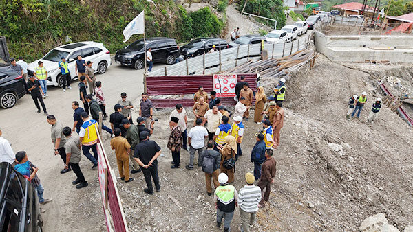 Bupati Solok dan Wakil Ketua Komisi VI Lakukan Peninjauan, Pembangunan Jalan Nasional Air Dingin Ditarget Rampung 2027 1 PEMBANGUNAN JALAN NASIONAL— Bupati Solok Jon Firman Pandu bersama Wakil Ketua Komisi VI DPR RI Andre Rosiade saat meninjau
progres pembangunan Jalan Nasional di Nagari Air Dingin, Kecamatan Lembah Gumanti.