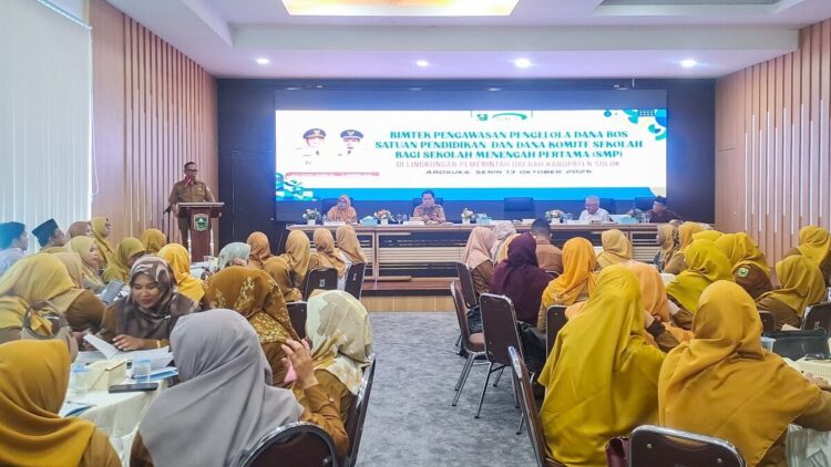 Sekda Medison Ingatkan Kepala SMP di Kabupaten Solok, Pengelolaan Keuangan Pendidikan Harus Profesional, Akuntabel Sesuai Juknis 1 PENGELOLAAN KEUANGAN— Sekretaris Daerah Kabupaten Solok Medison membuka kegiatan Bimbingan Teknis (Bimtek) Pengawasan Pengelolaan Dana BOS dan Dana Komite Sekolah bagi satuan pendidikan tingkat SMP se-Kabupaten Solok.