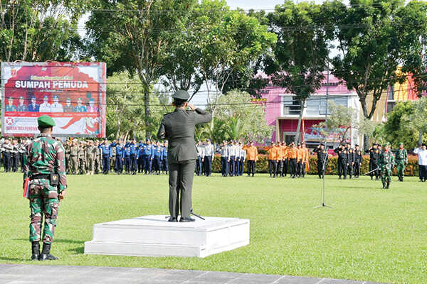 UPACARA— Pemkab Agam menggelar upacara peringatan Hari Sumpah Pemuda ke 97, di halaman Kantor Bupati Agam, Selasa (28/10). Bertindak selaku Inspektur Upacara (Irup) adalah, Dandim 0304 Agam, Letkol Inf Slamet Dwi Santoso.